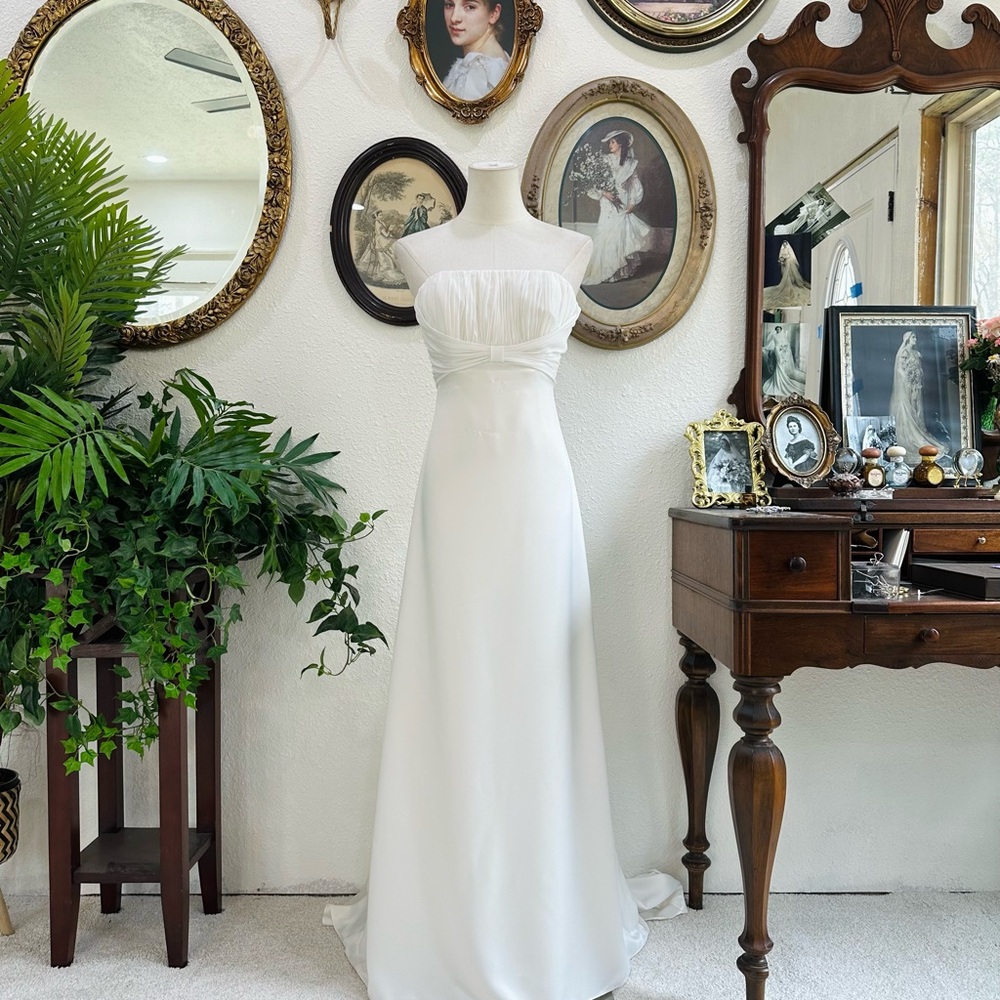 Elegant Strapless White Wedding Dress